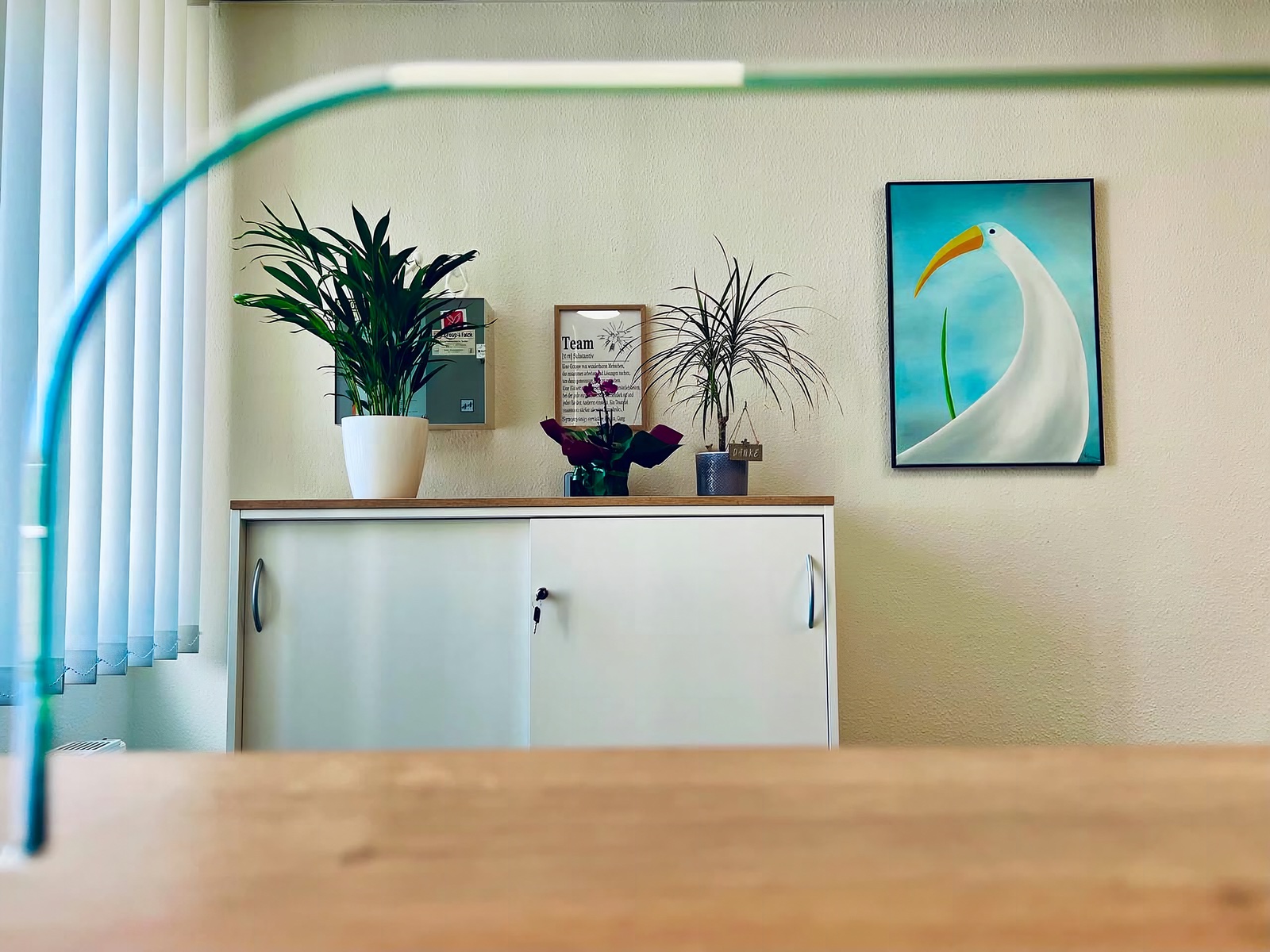 Empfang und Anmeldung der Praxis mit Pflanzen und Kunstdruck